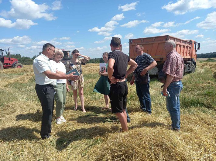 Соблюдаются ли на уборочной правила охраны труда: репортаж с костюковичских полей