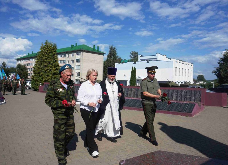 Десантники Костюковщины отметили праздник торжественным митингом на Аллее Героев