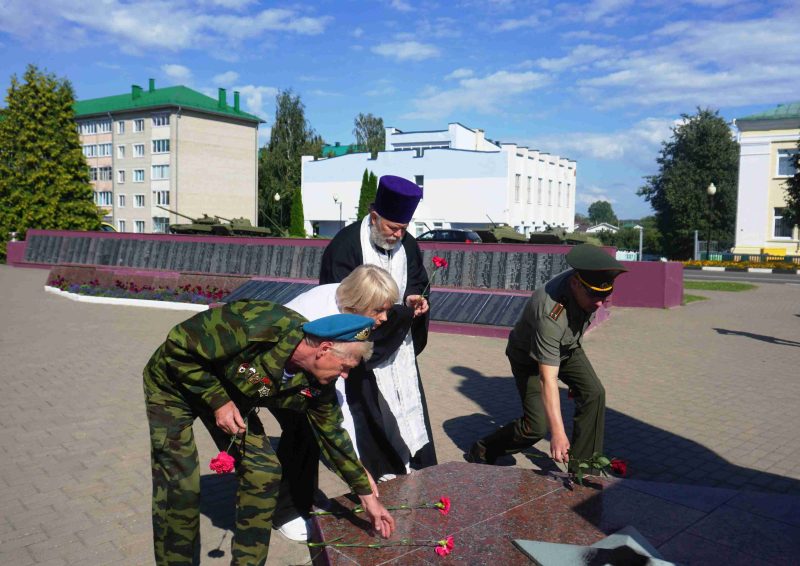 Десантники Костюковщины отметили праздник торжественным митингом на Аллее Героев