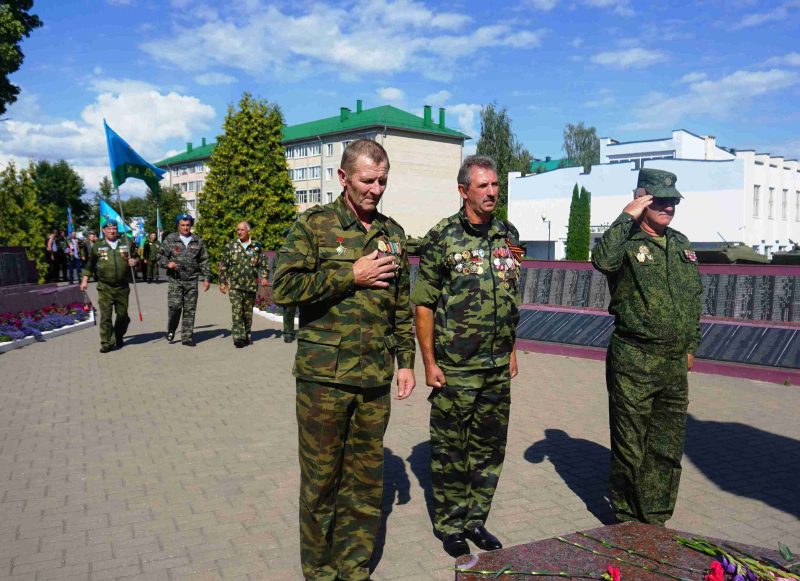 Десантники Костюковщины отметили праздник торжественным митингом на Аллее Героев