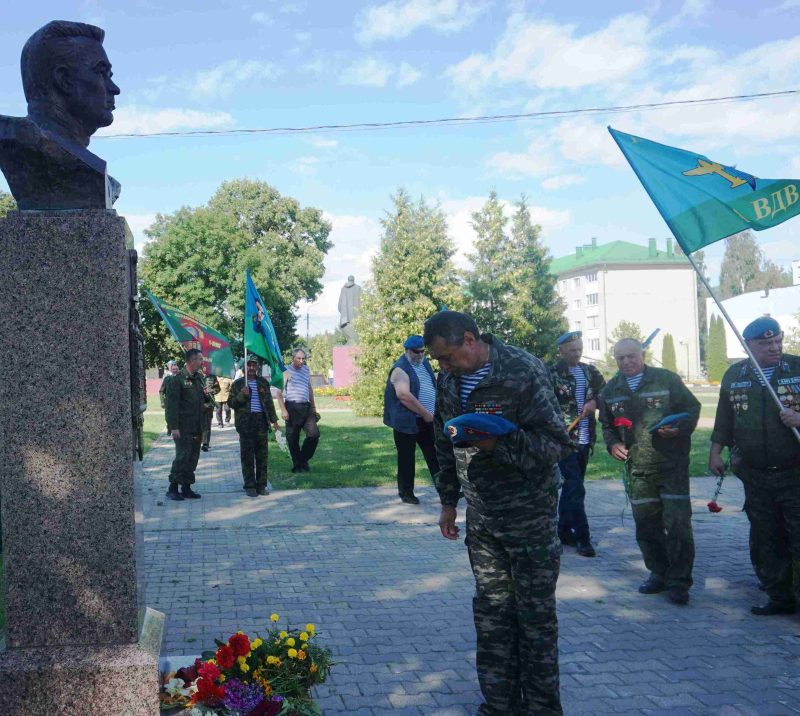 Десантники Костюковщины отметили праздник торжественным митингом на Аллее Героев