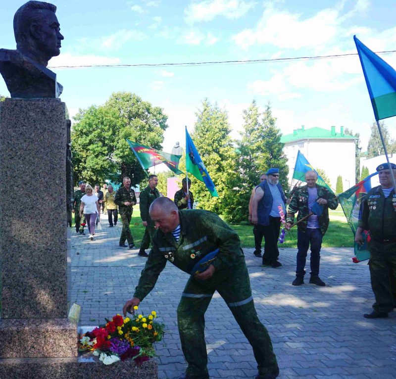 Десантники Костюковщины отметили праздник торжественным митингом на Аллее Героев