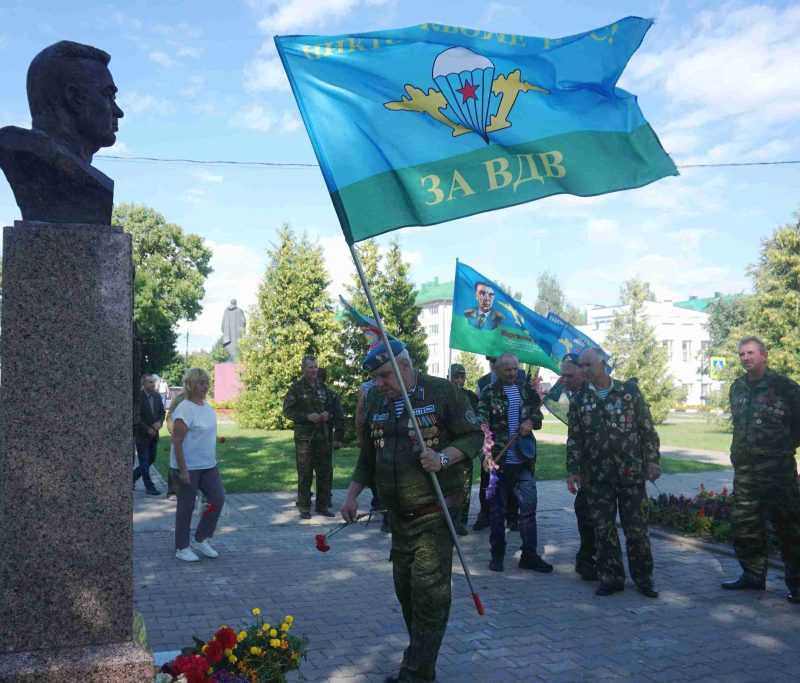 Десантники Костюковщины отметили праздник торжественным митингом на Аллее Героев