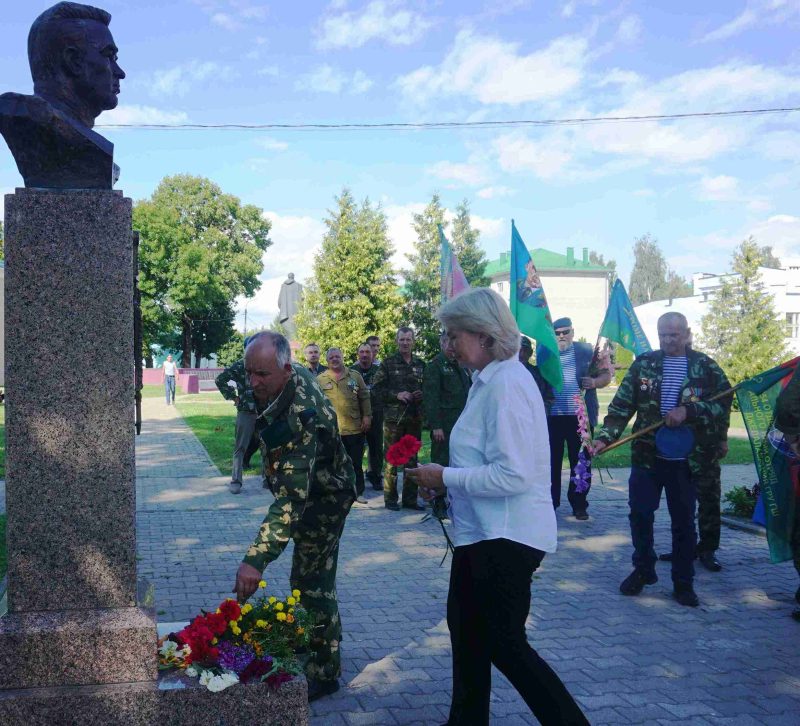 Десантники Костюковщины отметили праздник торжественным митингом на Аллее Героев