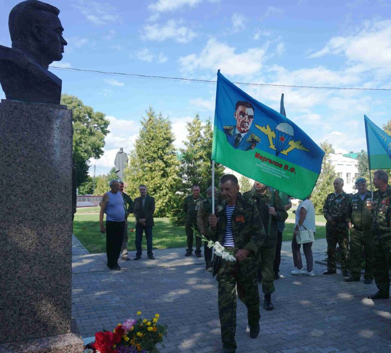 Десантники Костюковщины отметили праздник торжественным митингом на Аллее Героев