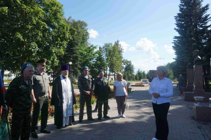 Десантники Костюковщины отметили праздник торжественным митингом на Аллее Героев