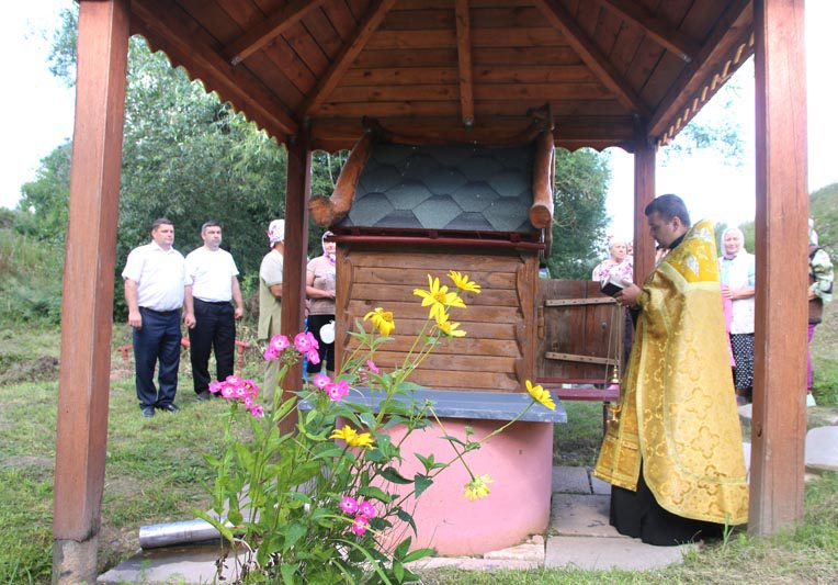 В деревне Клеевичи освятили родник