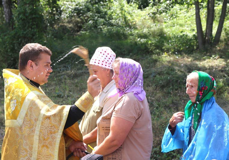 В деревне Клеевичи освятили родник