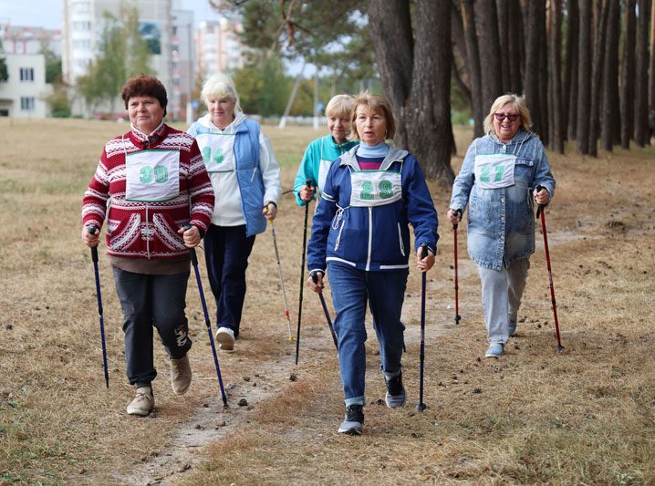 В Костюковичах прошли соревнования по скандинавской ходьбе среди пенсионеров