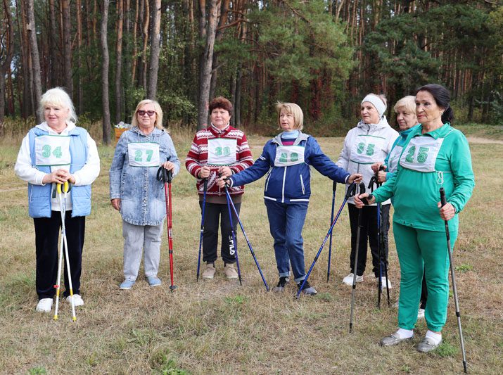 В Костюковичах прошли соревнования по скандинавской ходьбе среди пенсионеров