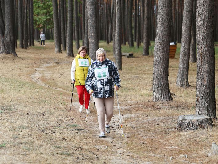 В Костюковичах прошли соревнования по скандинавской ходьбе среди пенсионеров