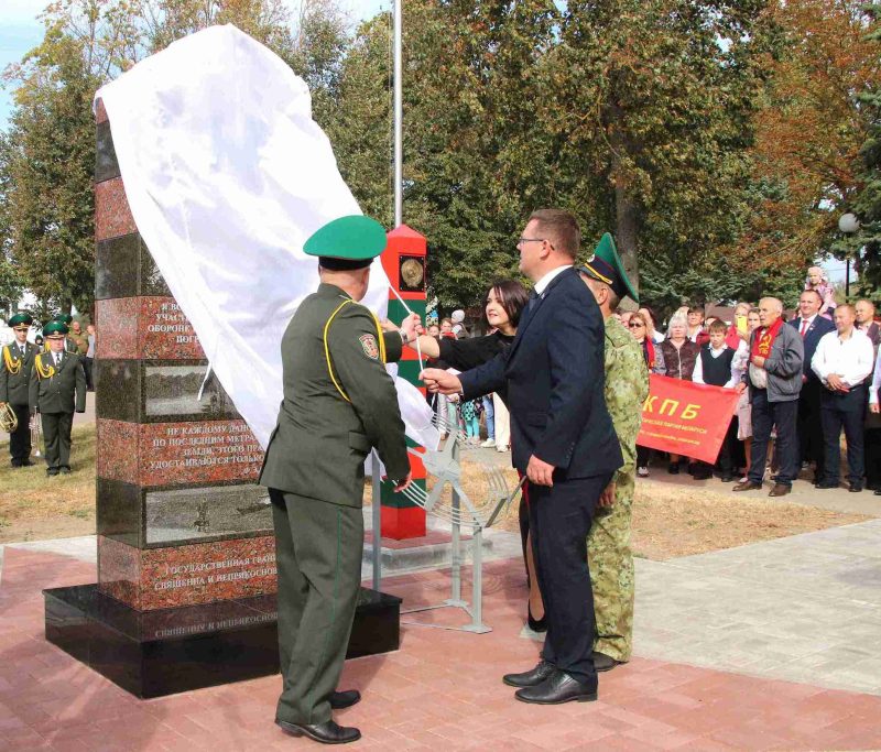 ФОТОФАКТ: Торжественное открытие памятного знака «Воинам-пограничникам всех поколений»