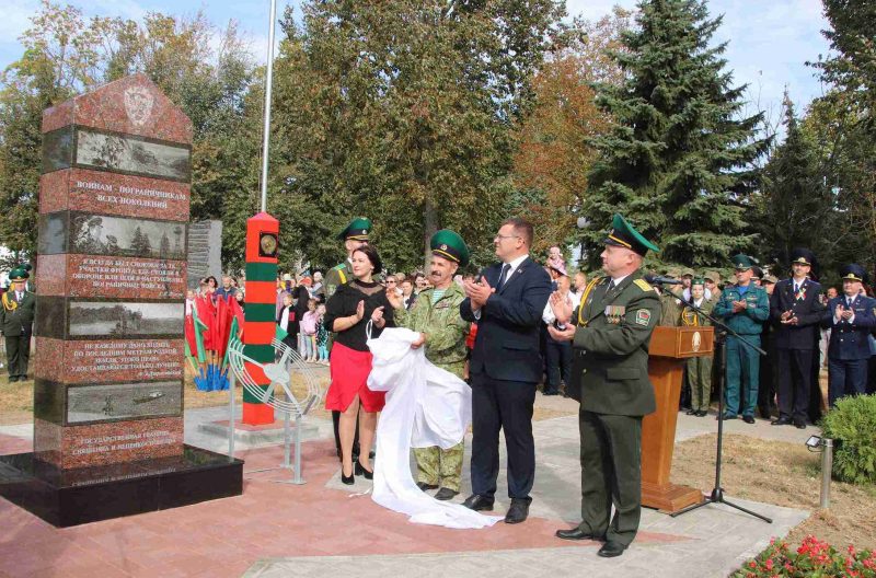 ФОТОФАКТ: Торжественное открытие памятного знака «Воинам-пограничникам всех поколений»