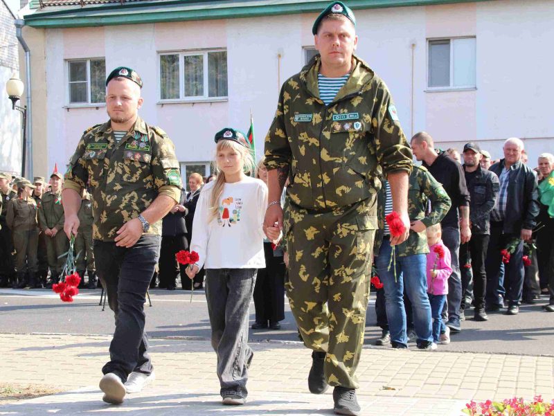 ФОТОФАКТ: Торжественное открытие памятного знака «Воинам-пограничникам всех поколений»