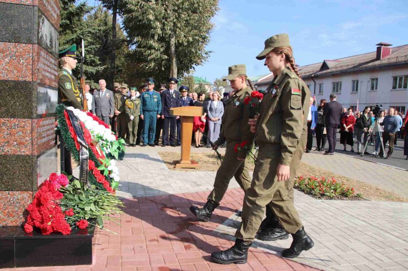 ФОТОФАКТ: Торжественное открытие памятного знака «Воинам-пограничникам всех поколений»