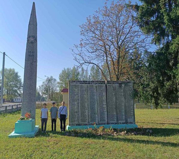 Дорогами сожженных деревень. Учащиеся Муравильской школы совершили экскурсию по памятным местам