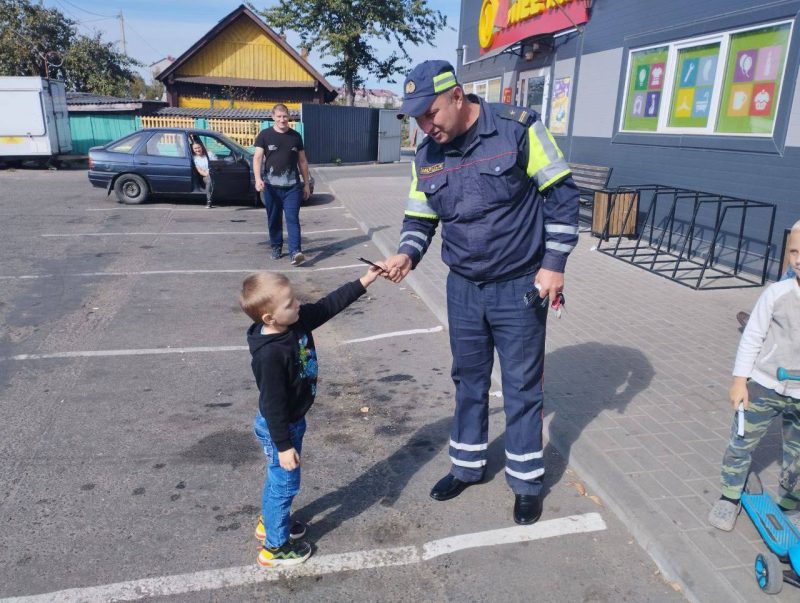 Сотрудники ГАИ напомнили пешеходам о безопасности