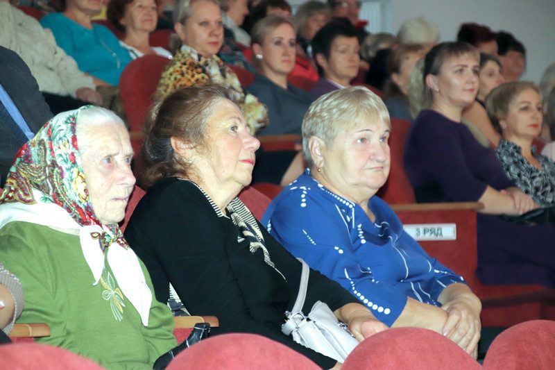 Душевно и трогательно. Праздничный концерт ко Дню матери прошел в районном Центре культуры