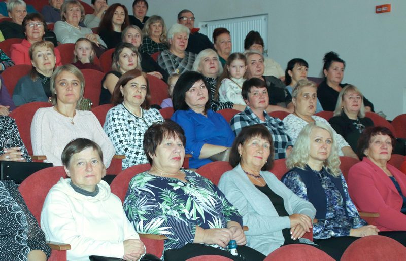 Душевно и трогательно. Праздничный концерт ко Дню матери прошел в районном Центре культуры