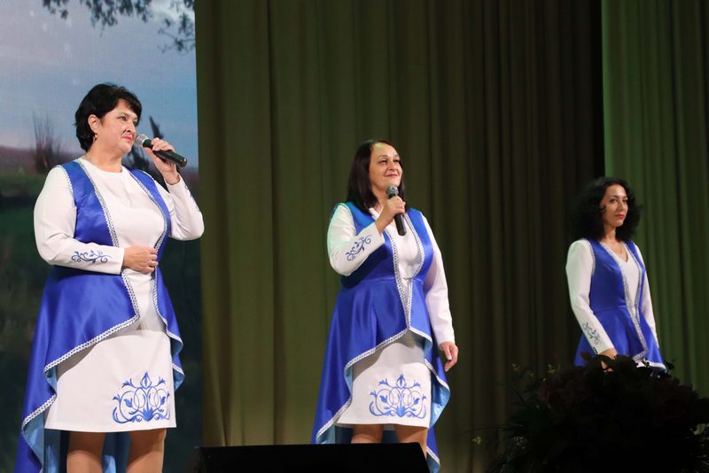 Душевно и трогательно. Праздничный концерт ко Дню матери прошел в районном Центре культуры