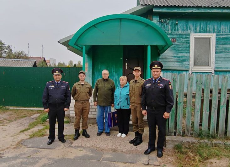 Сотрудники Костюковичской милиции поздравили ветеранов органов внутренних дел с Днем пожилых людей