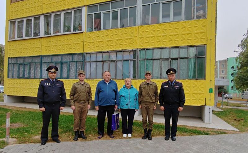 Сотрудники Костюковичской милиции поздравили ветеранов органов внутренних дел с Днем пожилых людей