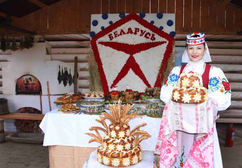 ФОТОФАКТ: Как встречали гостей "Дожинок" на подворье Костюковичского района