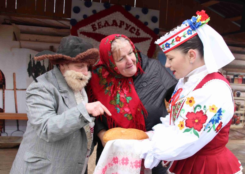 ФОТОФАКТ: Как встречали гостей "Дожинок" на подворье Костюковичского района