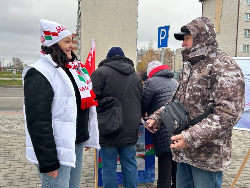 ФОТОФАКТ: В Костюковичском районе продолжается сбор подписей за кандидатов в Президенты