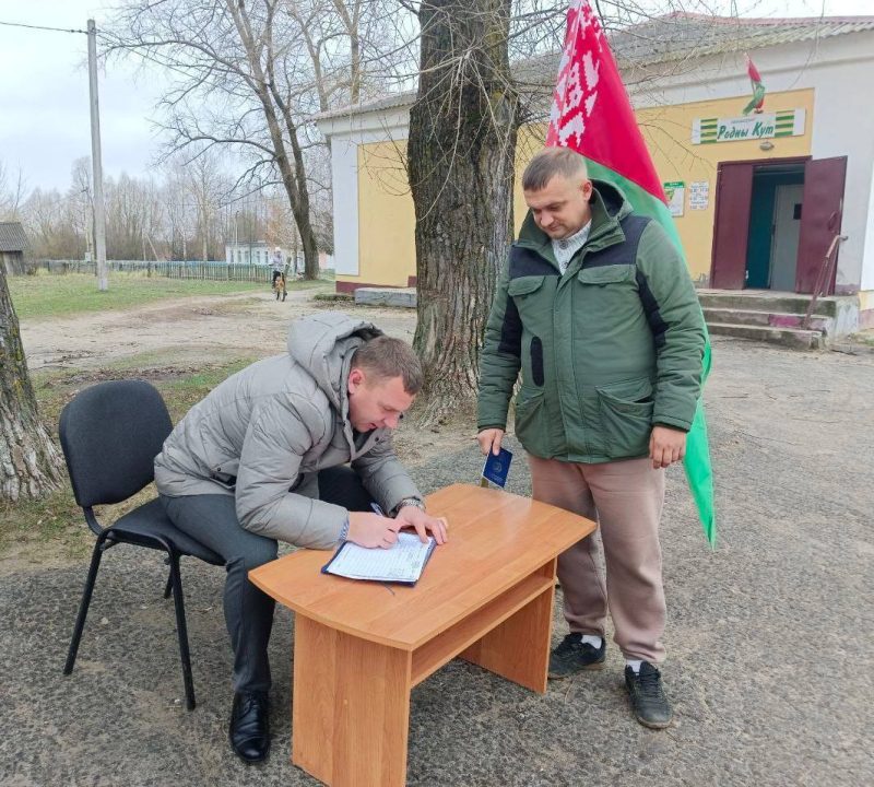 ФОТОФАКТ: В Костюковичском районе продолжается сбор подписей за кандидатов в Президенты