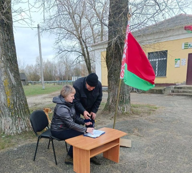 ФОТОФАКТ: В Костюковичском районе продолжается сбор подписей за кандидатов в Президенты