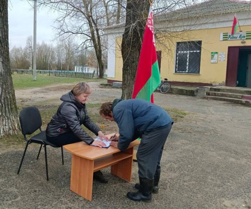 ФОТОФАКТ: В Костюковичском районе продолжается сбор подписей за кандидатов в Президенты