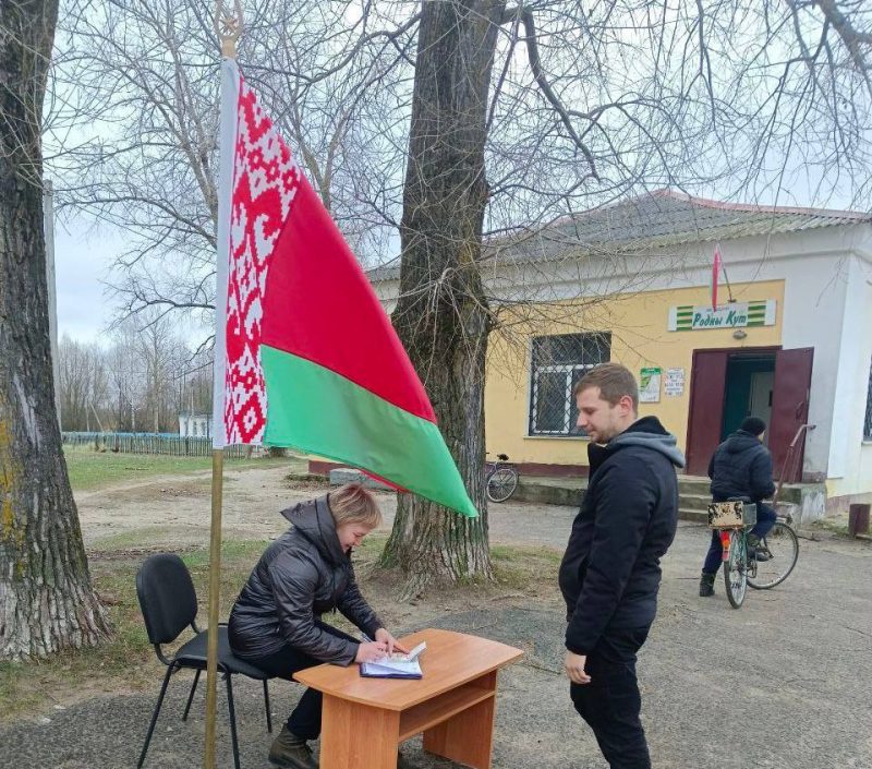 ФОТОФАКТ: В Костюковичском районе продолжается сбор подписей за кандидатов в Президенты