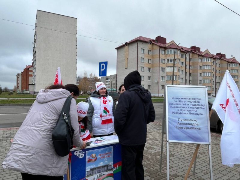 ФОТОФАКТ: В Костюковичском районе продолжается сбор подписей за кандидатов в Президенты