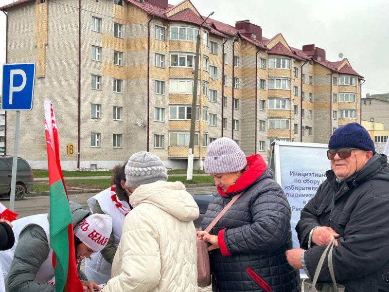 ФОТОФАКТ: В Костюковичском районе продолжается сбор подписей за кандидатов в Президенты