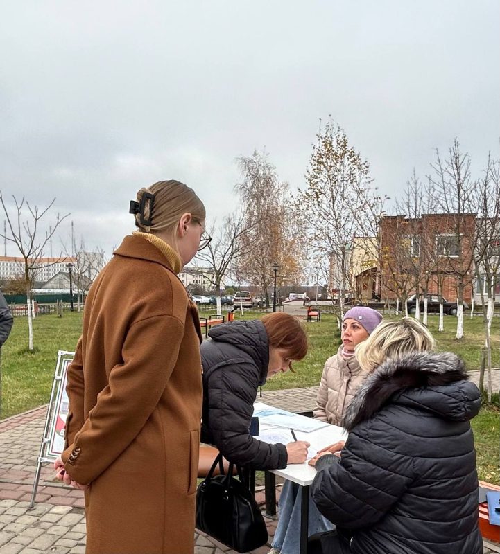 ФОТОФАКТ: Костюковчане поддерживают кандидатов в Президенты