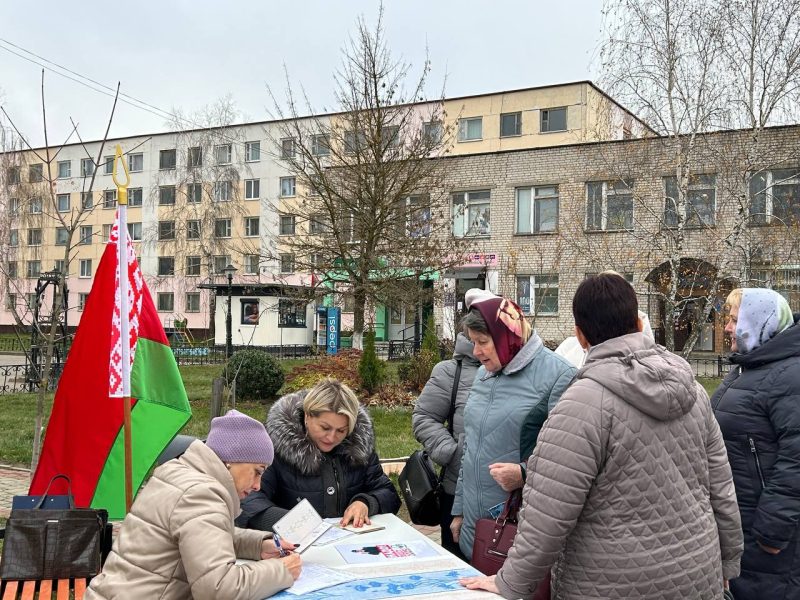 ФОТОФАКТ: Костюковчане поддерживают кандидатов в Президенты