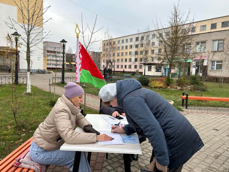 ФОТОФАКТ: Костюковчане поддерживают кандидатов в Президенты