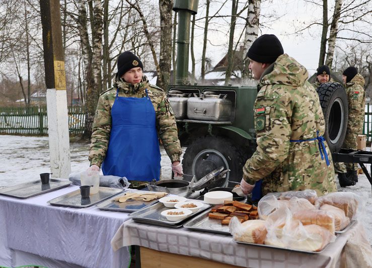 Милиционеры устроили большой праздник для детей из деревни Белынковичи