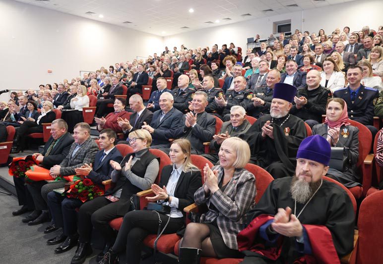 Председатель Могилевского облисполкома Анатолий Исаченко провел встречу с активом Костюковичского района