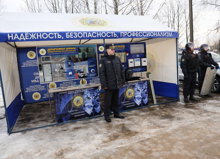 Милиционеры устроили большой праздник для детей из деревни Белынковичи