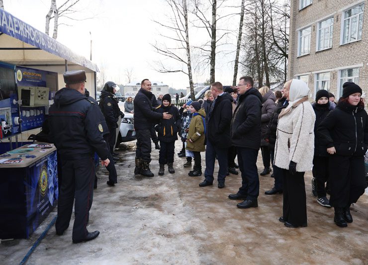 Милиционеры устроили большой праздник для детей из деревни Белынковичи