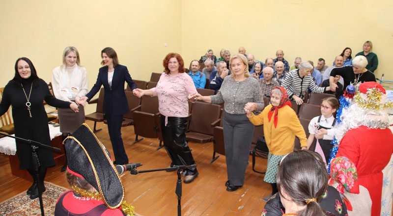 Подопечных отделения круглосуточного пребывания граждан пожилого возраста и инвалидов в деревне Пролетарское поздравили с наступающим Новым годом