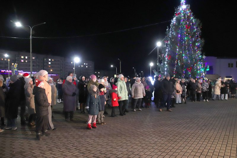 ФОТОФАКТ: Костюковчане весело и ярко провели новогоднюю ночь