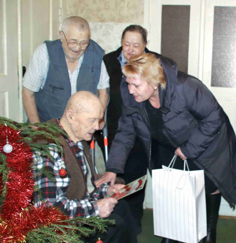 Иван Афанасьевич Гавриченко принимает поздравления в честь своего 100-летия