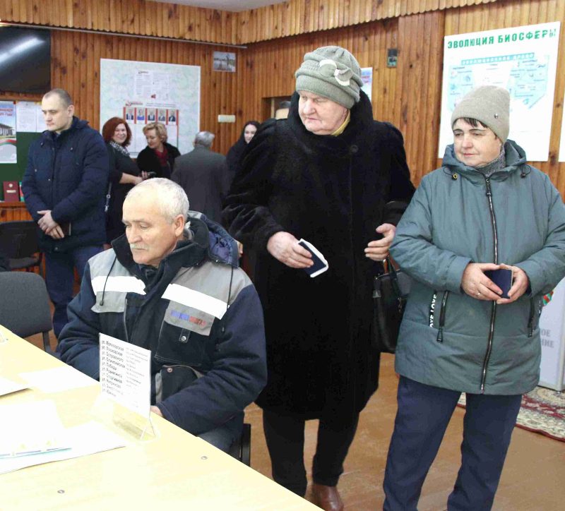 Распахнул свои двери для первых избирателей участок для голосования №3