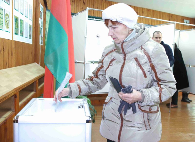 Распахнул свои двери для первых избирателей участок для голосования №3