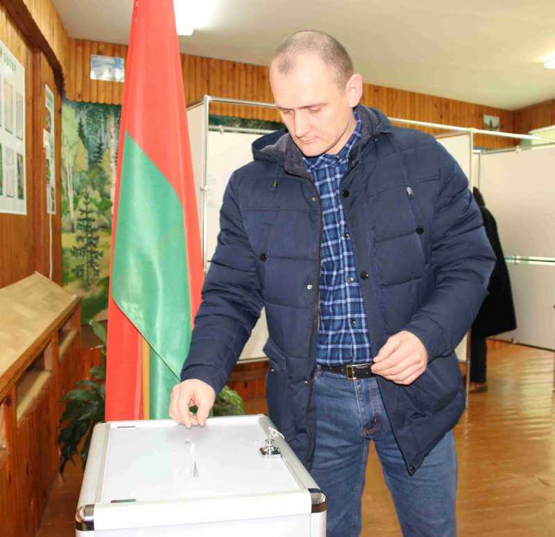 Распахнул свои двери для первых избирателей участок для голосования №3