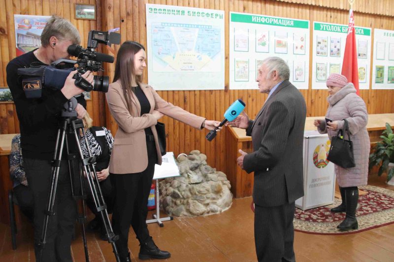 Распахнул свои двери для первых избирателей участок для голосования №3