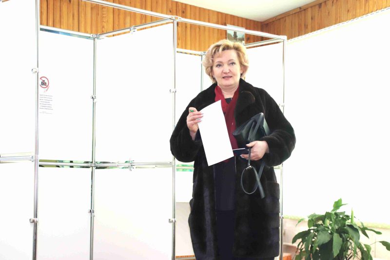 Распахнул свои двери для первых избирателей участок для голосования №3